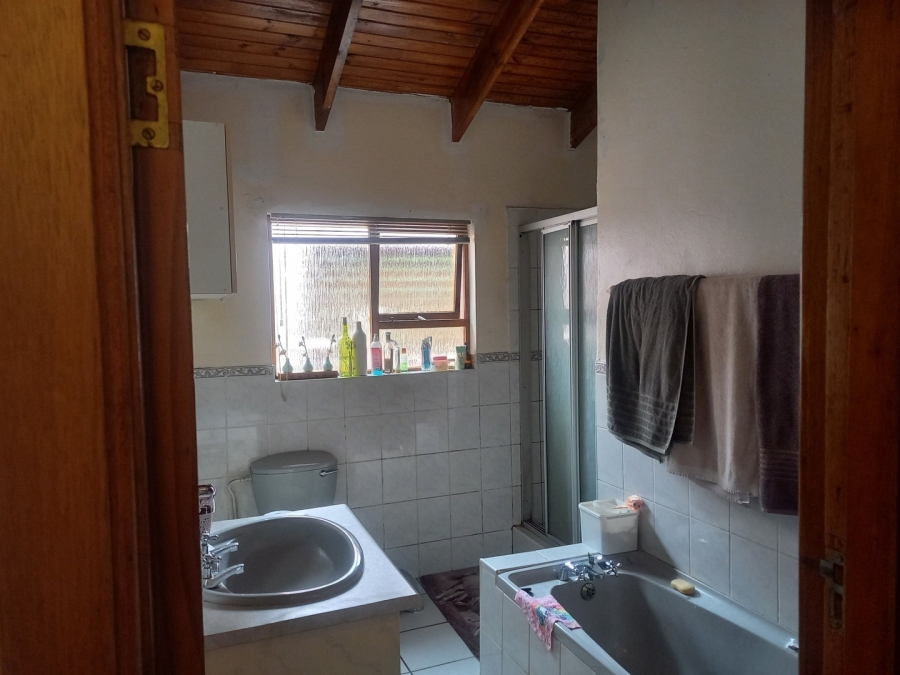 6 Bedroom Property for Sale in Gonubie North Eastern Cape